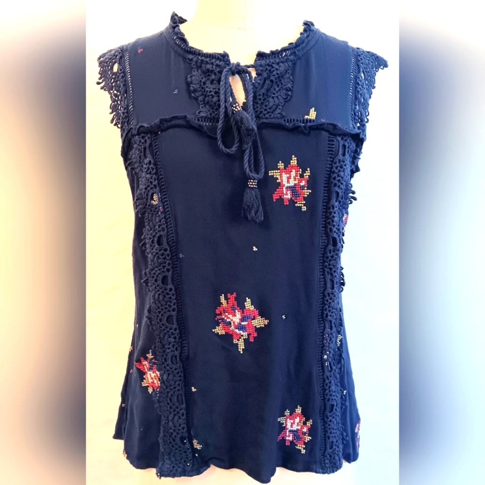Pale Sky Blue embroidered floral boho sleeveless blouse W Lace trim. Large